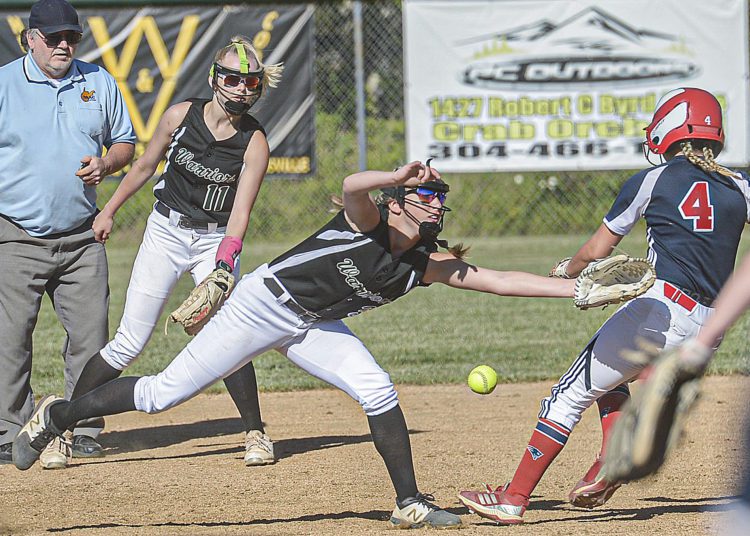 Wyoming East’s Kayley Bane, left, loses the ball as Independence’s Alli Hypes steals second during Wednesday action in Coal City. (F. Brian Ferguson/Lootpress)