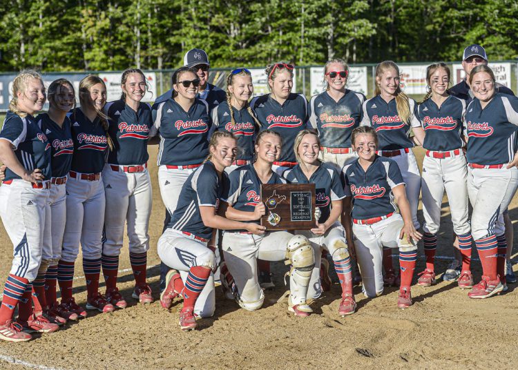 Independence poses with their AA Regional Championship plaque. (F. Brian Ferguson/Lootpress).