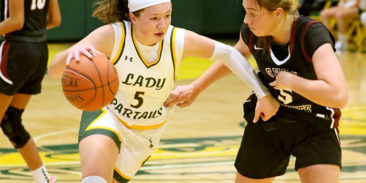 Greenbrier East's Cadence Stewart drive the lane against a defender in a gem against George Washington on Jan. 9 
(Brad Davis/For LootPress)