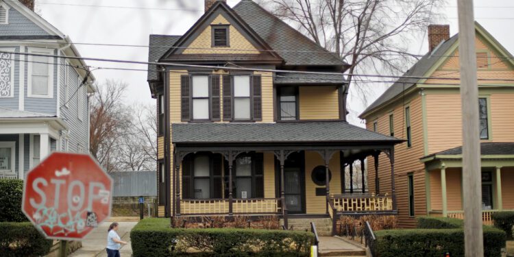 FILE - This Jan. 22, 2018, file photo, shows Rev. Martin Luther King Jr.'s birth home which is operated by the National Park Service.  Atlanta police have arrested a woman, Thursday, Dec. 7, 2023, who's accused of trying to burn down the birth home of the Rev. Martin Luther King Jr. in Atlanta. (AP Photo/David Goldman, File)