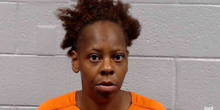 Woman arrested after being nude in front of Beckley convenience store
