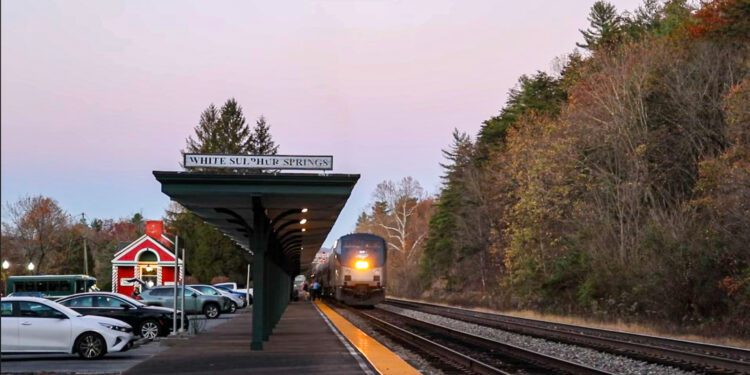 The Amtrak 51 Cardinal arrives at White Sulphur Springs | Lootpress photo